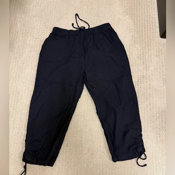 Ragton Women’s Black Capris - Picture 2 of 2